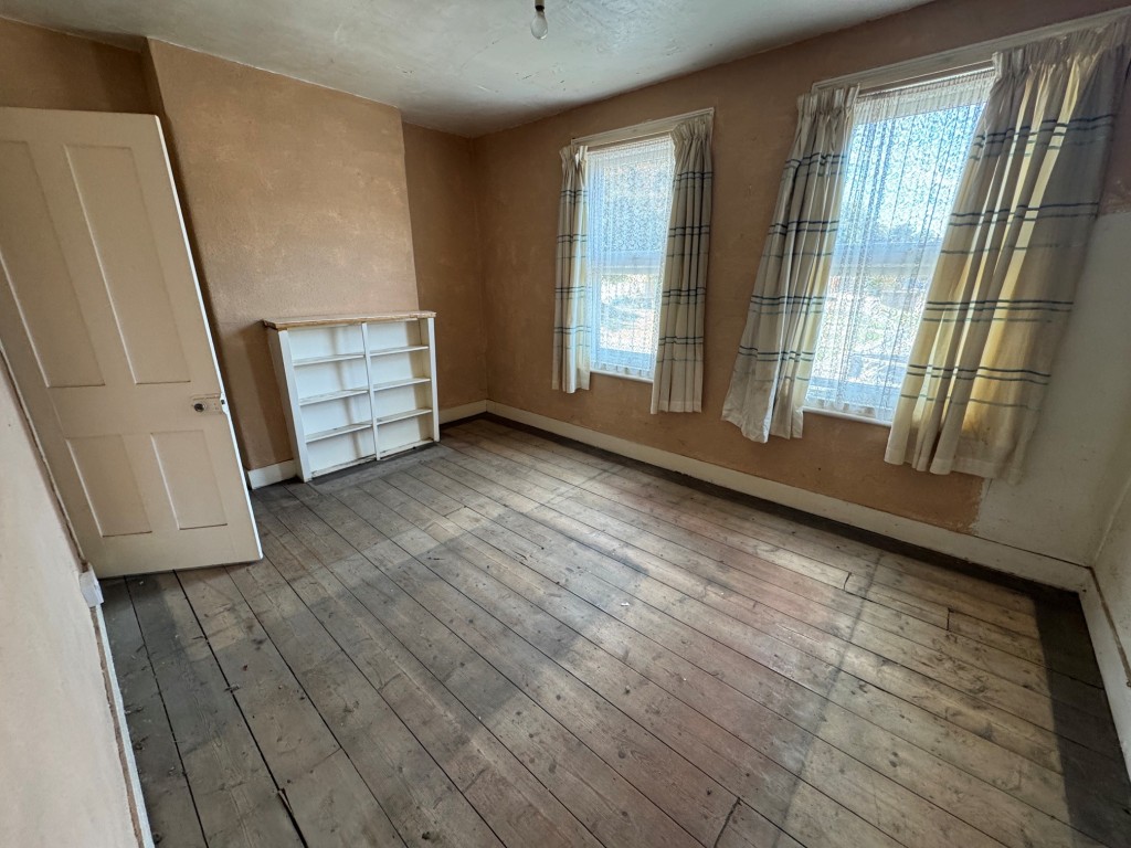 Lot: 185 - TERRACE HOUSE FOR IMPROVEMENT - Bedroom 1